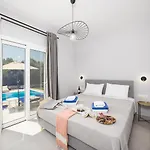 Tania Dio Villa Karavados