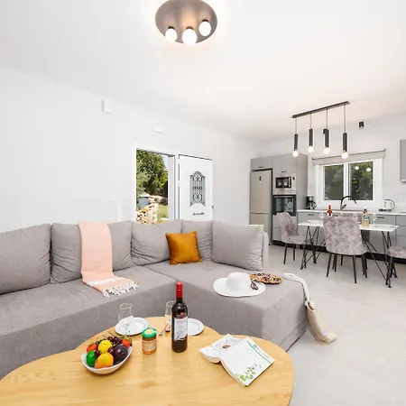 Tania Dio * Karavádhos